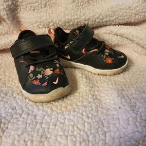 Black and flower nike girls toddler shoe size 5